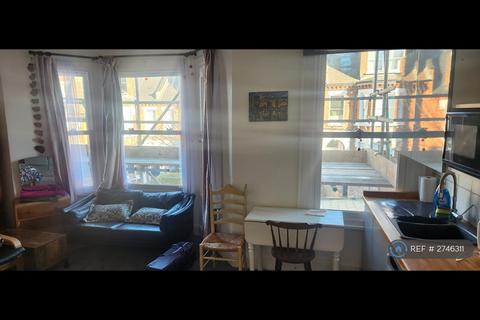 1 bedroom in a house share to rent, Kestrel Avenue, London, SE24