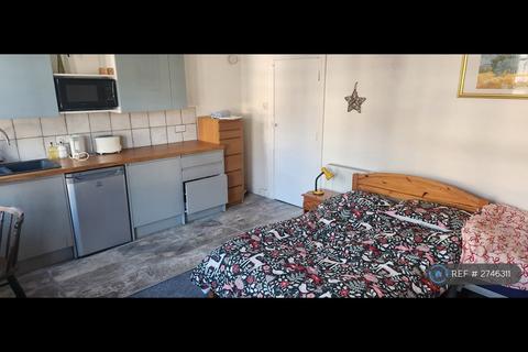 1 bedroom in a house share to rent, Kestrel Avenue, London, SE24
