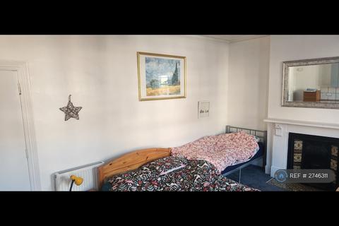 1 bedroom in a house share to rent, Kestrel Avenue, London, SE24