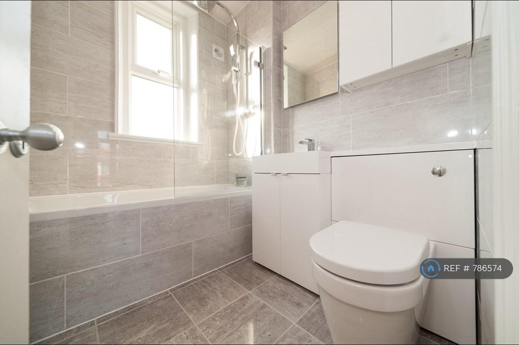Family Bathroom-1