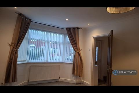 4 bedroom semi-detached house to rent, Elsdon Drive, Gorton, M18