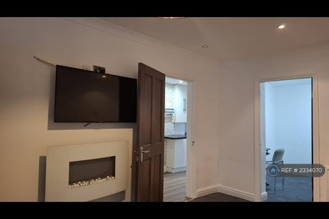 4 bedroom semi-detached house to rent, Elsdon Drive, Gorton, M18
