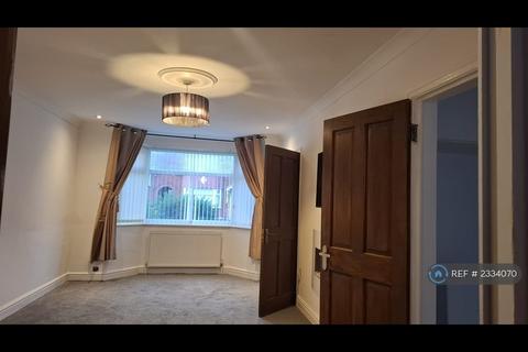 4 bedroom semi-detached house to rent, Elsdon Drive, Gorton, M18