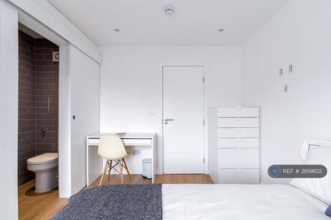 6 bedroom semi-detached house to rent, Wisteria Road, London, SE13