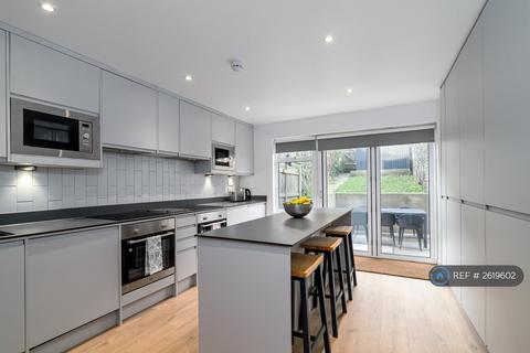 6 bedroom semi-detached house to rent, Wisteria Road, London, SE13