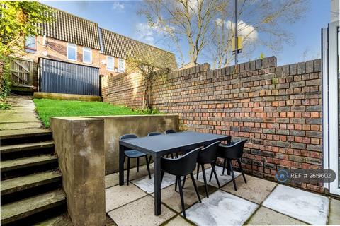 6 bedroom semi-detached house to rent, Wisteria Road, London, SE13