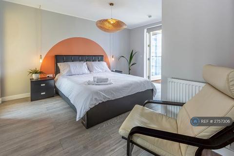 3 bedroom flat to rent, Queensbury House, London, E14