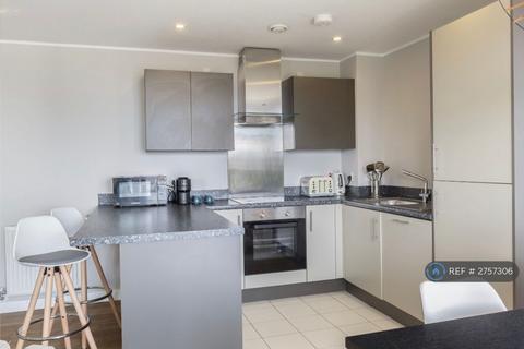 3 bedroom flat to rent, Queensbury House, London, E14