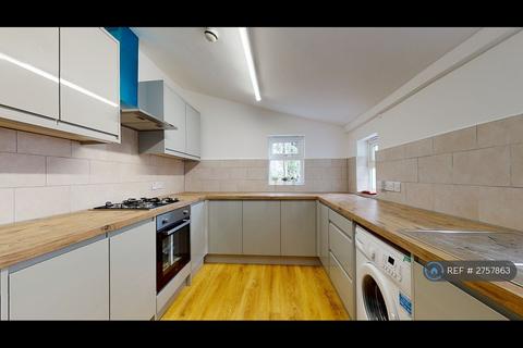 6 bedroom semi-detached house to rent, Sutherland Square, London, SE17