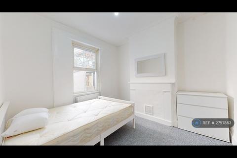 6 bedroom semi-detached house to rent, Sutherland Square, London, SE17