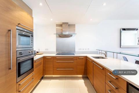 2 bedroom flat to rent, Howard Building, London, SW11