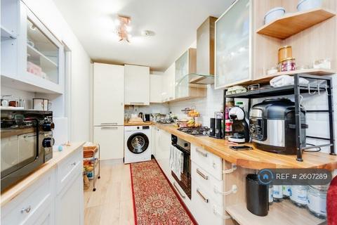 3 bedroom flat to rent, Renters Ave, London, NW4