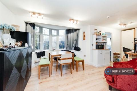3 bedroom flat to rent, Renters Ave, London, NW4