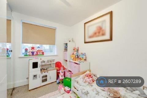 3 bedroom flat to rent, Renters Ave, London, NW4