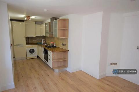 3 bedroom flat to rent, Renters Ave, London, NW4