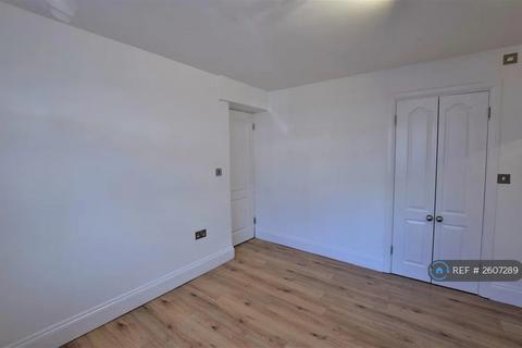 3 bedroom flat to rent, Renters Ave, London, NW4