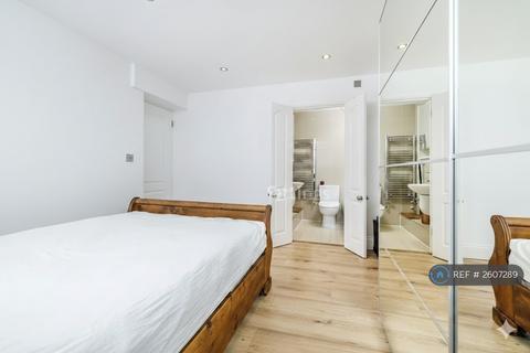 3 bedroom flat to rent, Renters Ave, London, NW4
