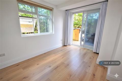 3 bedroom flat to rent, Renters Ave, London, NW4