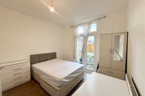 1 bedroom in a house share to rent, High Street, Hayes