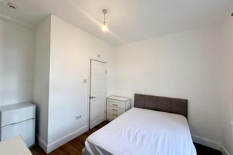 1 bedroom in a house share to rent, High Street, Hayes
