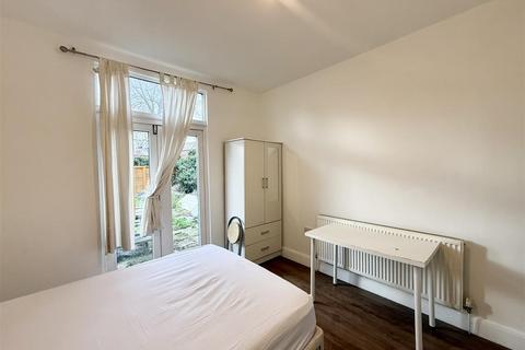 1 bedroom in a house share to rent, High Street, Hayes
