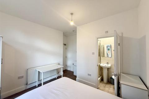 1 bedroom in a house share to rent, High Street, Hayes