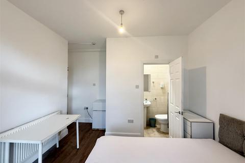 1 bedroom in a house share to rent, High Street, Hayes