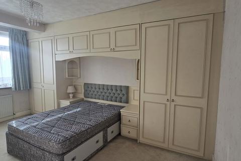 4 bedroom terraced house to rent, Chadwell Heath Lane, Romford RM6