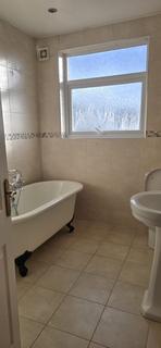 4 bedroom terraced house to rent, Chadwell Heath Lane, Romford RM6