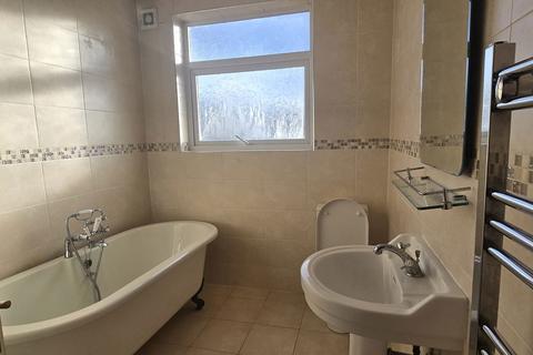 4 bedroom terraced house to rent, Chadwell Heath Lane, Romford RM6