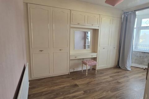 4 bedroom terraced house to rent, Chadwell Heath Lane, Romford RM6