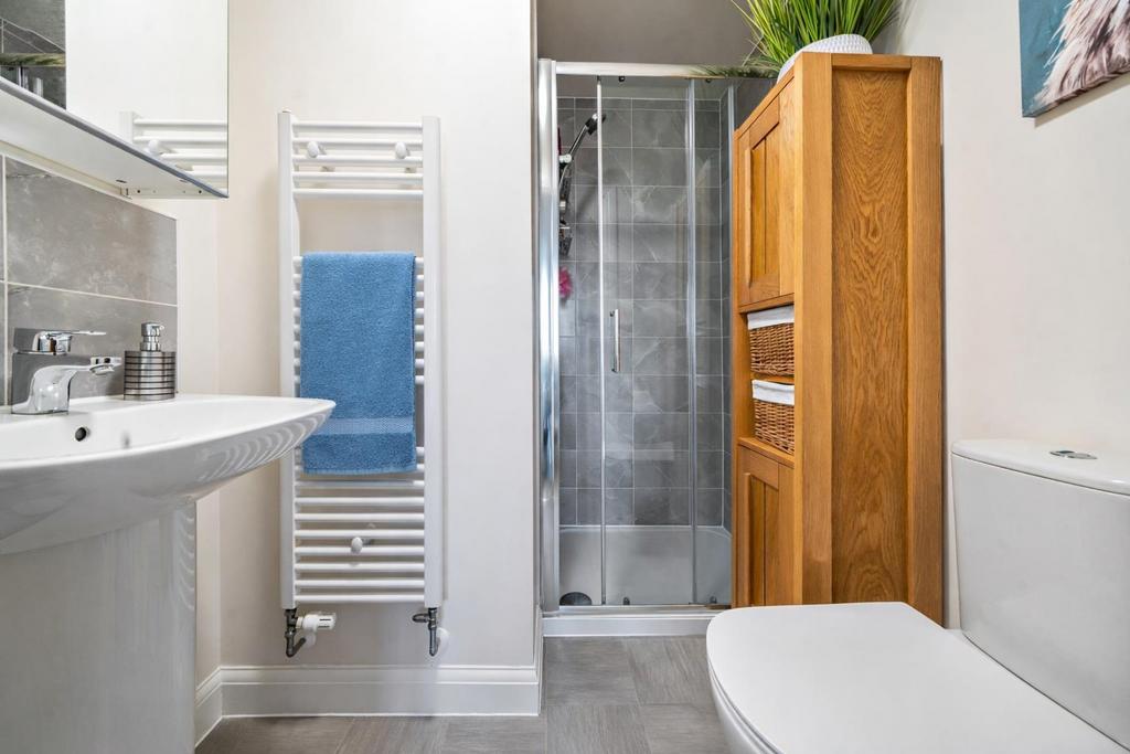 Ensuite blue towel.png