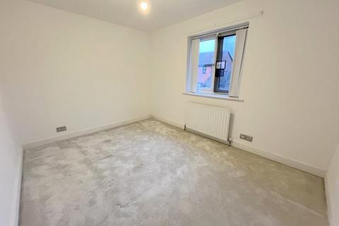 2 bedroom terraced house to rent, Elveden Close, Bushmead, Luton, LU2 7FF