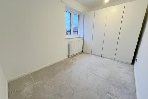 2 bedroom terraced house to rent, Elveden Close, Bushmead, Luton, LU2 7FF