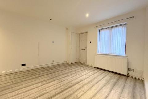 2 bedroom terraced house to rent, Elveden Close, Bushmead, Luton, LU2 7FF