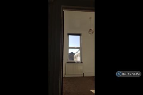 2 bedroom flat to rent, Rokesly Avenue, London, N8