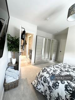 1 bedroom in a house share to rent, Grove Park Road, London, SE9