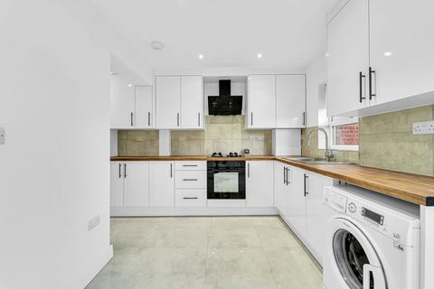 4 bedroom terraced house to rent, Elmer Gardens, Isleworth TW7