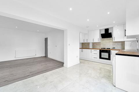 4 bedroom terraced house to rent, Elmer Gardens, Isleworth TW7