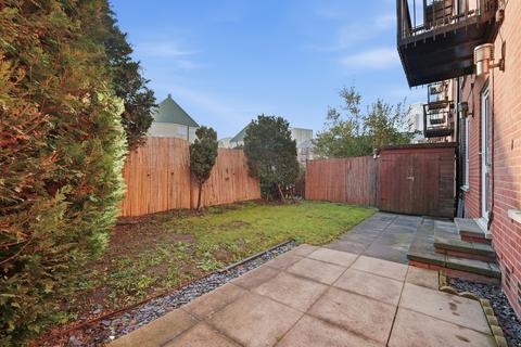 2 bedroom flat to rent, Basque Court, London SE16
