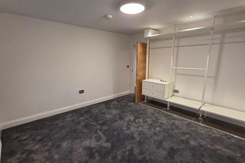 4 bedroom flat to rent, Ryebank Road M16