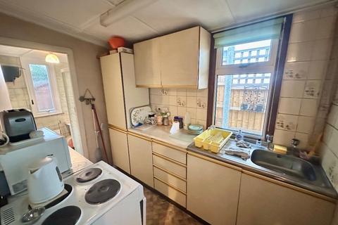 2 bedroom bungalow for sale, Greenway, Romford