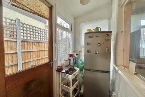 2 bedroom bungalow for sale, Greenway, Romford