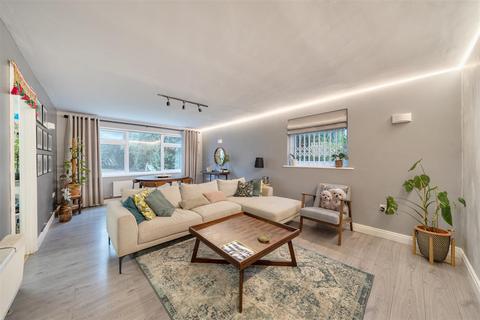 2 bedroom flat for sale, The Rutts, Bushey WD23