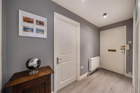 2 bedroom flat for sale, The Rutts, Bushey WD23