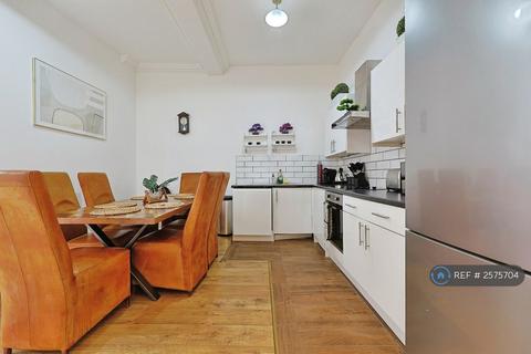 4 bedroom flat to rent, Lillie Road, London, SW6