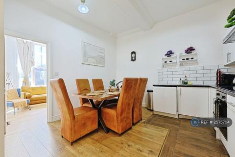 4 bedroom flat to rent, Lillie Road, London, SW6