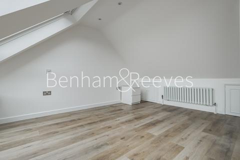 undefined, Mews Street, St Katherine Docks E1W