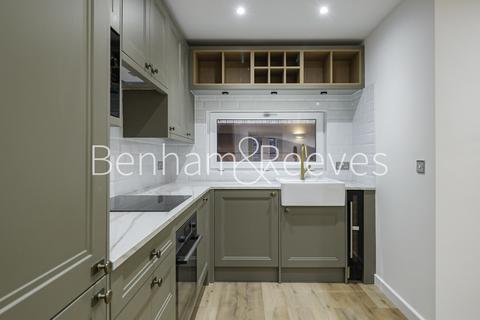 undefined, Mews Street, St Katherine Docks E1W