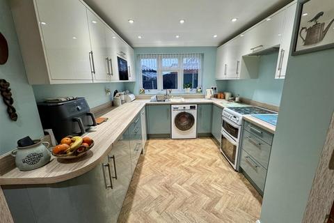 3 bedroom semi-detached house for sale, Ravenbank Road, Luton, LU2 8EJ